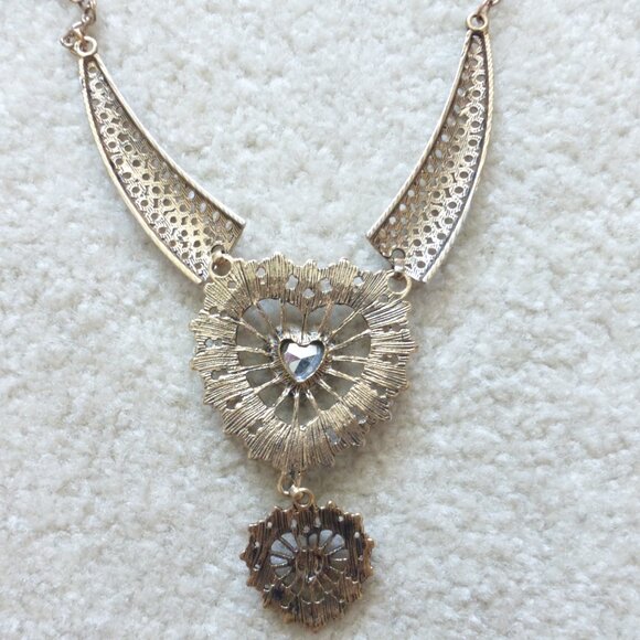 Gold and green heart statement necklace - Picture 5 of 7